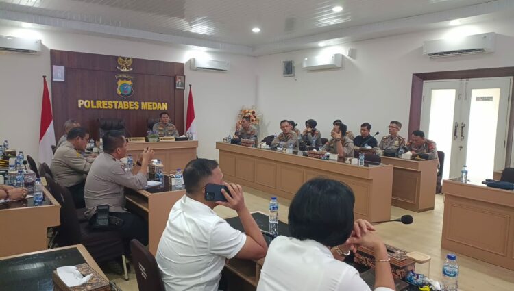 PIMPIN RAPAT: Waka Polrestabes Medan AKBP Dr. Yudhi Hery Setiawan S.l.K., M.Si memimpin rapat internal kunjungan Presiden Joko Widodo, Rabu (23/8/2023). (Foto Dok/ Polrestabes)