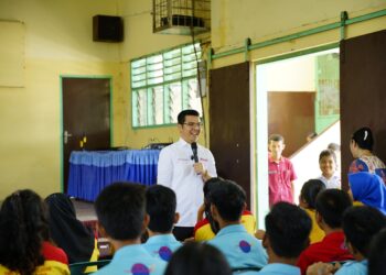 Staf Khusus Menteri Hukum dan HAM RI, Bane Raja Manalu memberikan motivasi dan beasiswa PIP jalur aspirasi kepada pelajar di Yayasan Teladan Pematangsiantar, di Jalan Bali, Pematangsiantar, Sumatera Utara, Rabu (23/08/2023).