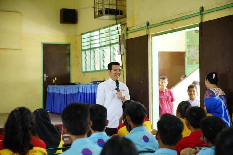 Staf Khusus Menteri Hukum dan HAM RI, Bane Raja Manalu memberikan motivasi dan beasiswa PIP jalur aspirasi kepada pelajar di Yayasan Teladan Pematangsiantar, di Jalan Bali, Pematangsiantar, Sumatera Utara, Rabu (23/08/2023).