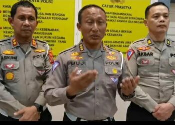 BERI PENJELASAN: Direktur Lalu Lintas Polda Sumut, Kombes Pol Muji Ediyanto memberikan penjelasan cara mengurus E Tilang, Kamis (24/8/2023). (Foto Polda Sumut)