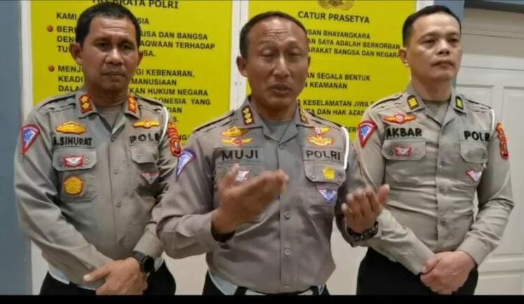 BERI PENJELASAN: Direktur Lalu Lintas Polda Sumut, Kombes Pol Muji Ediyanto memberikan penjelasan cara mengurus E Tilang, Kamis (24/8/2023). (Foto Polda Sumut)