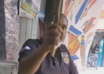 VIRAL DI MEDSOS: Preman berinisial Ra viral di medsos saat melakukan pemerasan terhadap penjaga toko dan menantang polisi.(Foto Dok/Screenshot)