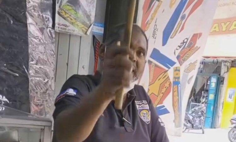 VIRAL DI MEDSOS: Preman berinisial Ra viral di medsos saat melakukan pemerasan terhadap penjaga toko dan menantang polisi.(Foto Dok/Screenshot)