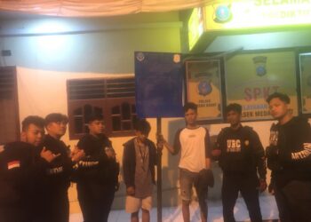 BEKUK PENCURI: Tim URC Polrestabes Medan membekuk 2 pencuri plang parkir milik Dishub masing-masing berinisial RS dan PL, Kamis (24/8/2023).(Foto Dok/Polrestabes)