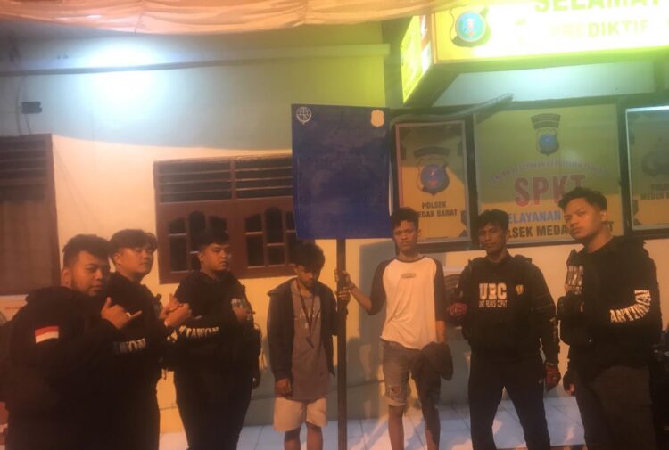 BEKUK PENCURI: Tim URC Polrestabes Medan membekuk 2 pencuri plang parkir milik Dishub masing-masing berinisial RS dan PL, Kamis (24/8/2023).(Foto Dok/Polrestabes)