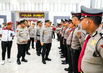 PERIKSA PERSONEL: Kapolda Sumut, Irjen Pol Agung Setya Imam Effendi memeriksa personel polisi parawisata yang bertugas di kawasan wisata Danau Toba bertempat di AulaTribrata Mapolda Sumut, Kamis (24/8/2023). (Foto Dok/ Polda Sumut)