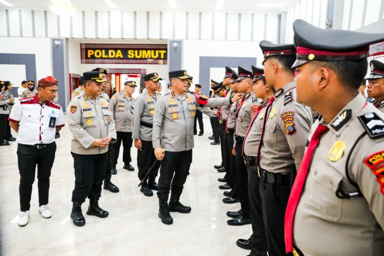PERIKSA PERSONEL: Kapolda Sumut, Irjen Pol Agung Setya Imam Effendi memeriksa personel polisi parawisata yang bertugas di kawasan wisata Danau Toba bertempat di AulaTribrata Mapolda Sumut, Kamis (24/8/2023). (Foto Dok/ Polda Sumut)