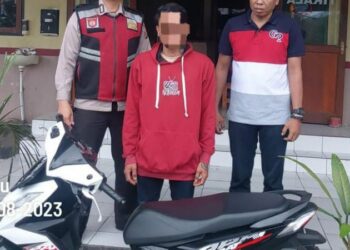 Tim Resmob Polsek Tikala mengamankan Pelaku Pegelapan Sepeda Motor. Rabu (23/8/2023).