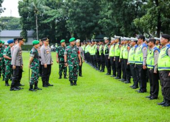 Kapolrestabes Medan Kombes Pol Valentino Alfa Tatareda SH SIK mendampingi Kapolda Sumut Irjen Pol Agung Setya Imam mengecek kesiapan personel menjelang kedatangan Presiden RI Joko Widodo di lapangan Makodam I Bukit Barisan Jalan Gatot Subroto, Kamis (24/8/2023).(Foto Dok/Polrestabes)