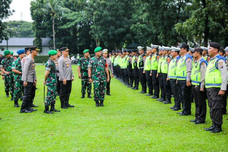 Kapolrestabes Medan Kombes Pol Valentino Alfa Tatareda SH SIK mendampingi Kapolda Sumut Irjen Pol Agung Setya Imam mengecek kesiapan personel menjelang kedatangan Presiden RI Joko Widodo di lapangan Makodam I Bukit Barisan Jalan Gatot Subroto, Kamis (24/8/2023).(Foto Dok/Polrestabes)