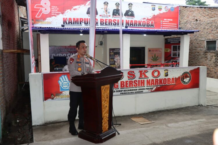 BERI SAMBUTAN: Kapolresta Deli Serdang Kombes Pol Irsan Sinuhaji, SIK, MH beri sambutan pada peresmian Posko Kampung Bersinar (Bersih Narkotika) di Desa Skip Kecamatan Lubuk Pakam, Kamis (24/8/2023). (Foto Dok/ Poltesta DS)