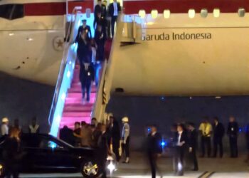 TIBA DI SUMUT : Presiden RI Joko Widodo bersama rombongan turun dari pesawat, Jumat (25/8/2023) pukul 05.30 WIB, di Bandara Internasional Kualanamu-Deliserdang. (Foto.Dok/Polresta Deliserdang).