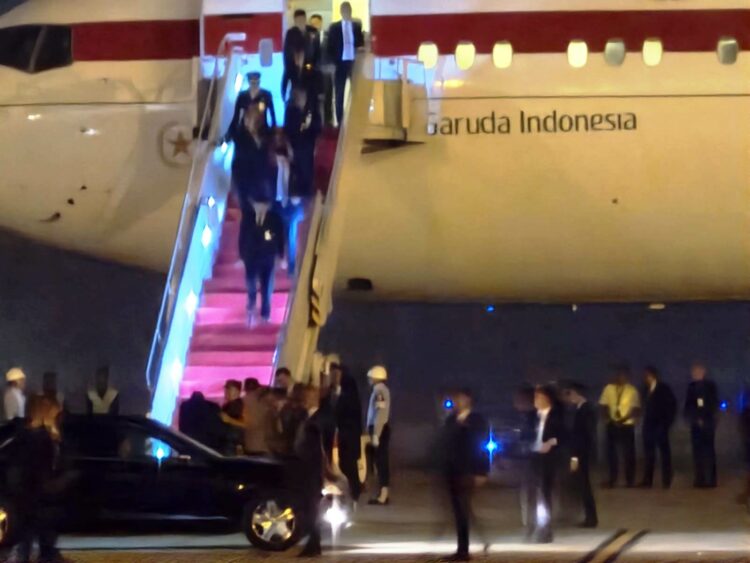 TIBA DI SUMUT : Presiden RI Joko Widodo bersama rombongan turun dari pesawat, Jumat (25/8/2023) pukul 05.30 WIB, di Bandara Internasional Kualanamu-Deliserdang. (Foto.Dok/Polresta Deliserdang).