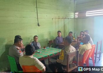 Personil Polsek Parongil dibawah pimpinan Kapolsek Parongil AKP Hotman Purba gelar jumat curhat menyampaikan pesan-pesan Kamtibmas Kepada Masyarakat berlokasi di Kedai/Warung Saudaslara Sitorus Kel. Parongil Kec. Silima Pungga – Pungga Kab. Dairi, Jumat (25/08/2023).