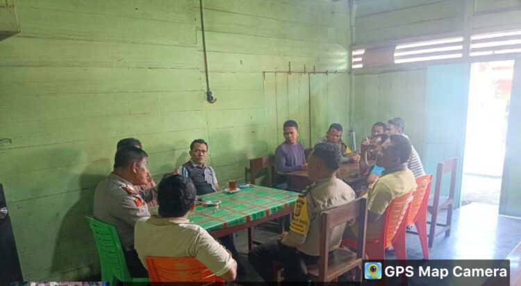 Personil Polsek Parongil dibawah pimpinan Kapolsek Parongil AKP Hotman Purba gelar jumat curhat menyampaikan pesan-pesan Kamtibmas Kepada Masyarakat berlokasi di Kedai/Warung Saudaslara Sitorus Kel. Parongil Kec. Silima Pungga – Pungga Kab. Dairi, Jumat (25/08/2023).