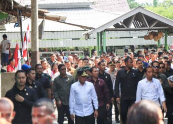 DIJEMPUT: Presiden Jokowi dijemput Kapolda Sumut, Irjen Pol Agung Setya Imam Effendi, Gubernur Sumut Edy Rahmayadi dan Pangdam I Bukit Barisan Mayjen TNI Mochammad Hasan saat tiba di Bandara Internasional Kualanamu, Jumat (25/8/2023).(Foto Dok/ Polda Sumut)