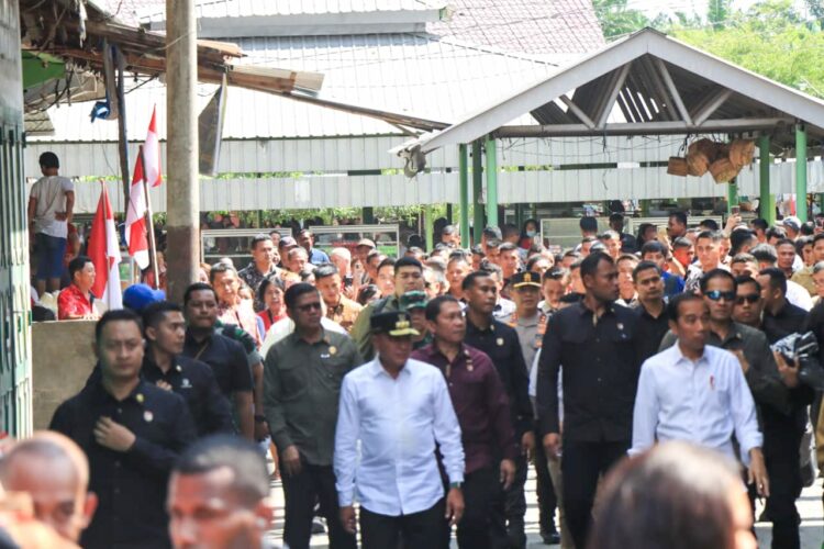 DIJEMPUT: Presiden Jokowi dijemput Kapolda Sumut, Irjen Pol Agung Setya Imam Effendi, Gubernur Sumut Edy Rahmayadi dan Pangdam I Bukit Barisan Mayjen TNI Mochammad Hasan saat tiba di Bandara Internasional Kualanamu, Jumat (25/8/2023).(Foto Dok/ Polda Sumut)