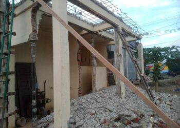 Bangunan MCK Mushola di dusun Beurandeh atau lebih di kenal simpang Rangkaya Gampong Rayeuk Munyee kecamatan Tanah luas kabupaten Aceh Utara di bongkar oleh seseorang yang Diduga oknum TNI berinisial (SF) dianggap letaknya bangunan Mushola tersebut, telah menganggu bangunan Ruko milikinya yang sedang dikerjakan oleh tukang saat ini di lokasi itu, kamis (24/8/2023).
