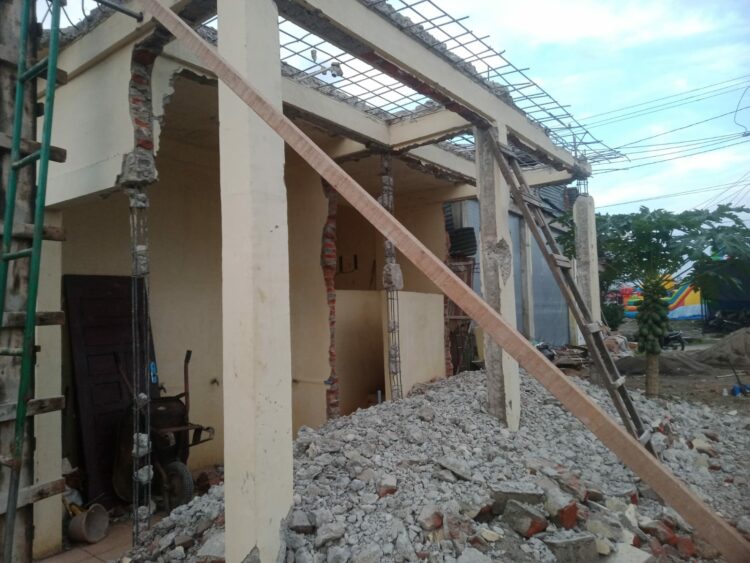 Bangunan MCK Mushola di dusun Beurandeh atau lebih di kenal simpang Rangkaya Gampong Rayeuk Munyee kecamatan Tanah luas kabupaten Aceh Utara di bongkar oleh seseorang yang Diduga oknum TNI berinisial (SF) dianggap letaknya bangunan Mushola tersebut, telah menganggu bangunan Ruko milikinya yang sedang dikerjakan oleh tukang saat ini di lokasi itu, kamis (24/8/2023).