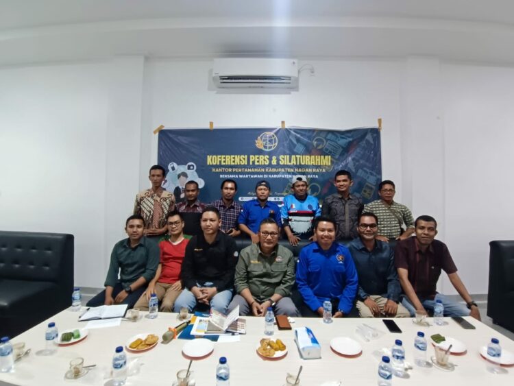 Kepala Kantor Pertanahan Kabupaten Nagan Raya Syafwan, SH, Kamis (24/08/2) dalam acara silaturrahmi bersama awak media yang bertugas diwilayah itu.