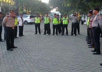 APEL PAM: Personel Polrestabes Medan menggelar apel Pam kunjungan Presiden RI Joko Widodo, di halaman Masjid Al-Musanif Jalan Cemara Medan, Jumat (25/8/2023).(Foto Dok/Polrestabes)