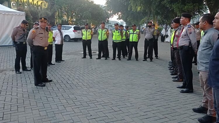 APEL PAM: Personel Polrestabes Medan menggelar apel Pam kunjungan Presiden RI Joko Widodo, di halaman Masjid Al-Musanif Jalan Cemara Medan, Jumat (25/8/2023).(Foto Dok/Polrestabes)