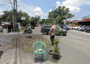 Personel Polsek Siantar Utara menimbun tumpahan minyak goreng di Jalan Sisingamangaraja, Kelurahan Sigulanggulang, Kecamatan Siantar Utara, Kota Pematangsiantar, Jumat (25/08/2023) sekira pukul 13.00 Wib.