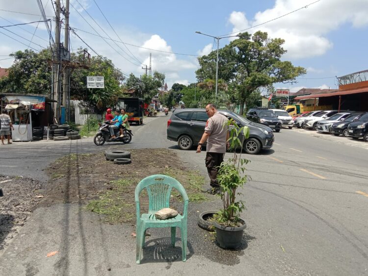 Personel Polsek Siantar Utara menimbun tumpahan minyak goreng di Jalan Sisingamangaraja, Kelurahan Sigulanggulang, Kecamatan Siantar Utara, Kota Pematangsiantar, Jumat (25/08/2023) sekira pukul 13.00 Wib.