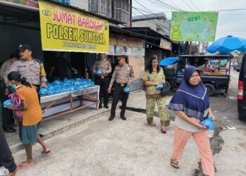 BERBAGI MAKANAN: Jumat Barokah, Polsek Sunggal mendirikan warung sedekah berbagi makanan gratis buat masyarakat di Jalan Sunggal/Simpang Tiga Kelurahan Sunggal, Kecamatan Medan Sunggal, Jumat (25/8/2023).(Foto Dok/Polsek)