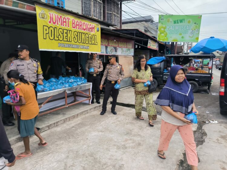 BERBAGI MAKANAN: Jumat Barokah, Polsek Sunggal mendirikan warung sedekah berbagi makanan gratis buat masyarakat di Jalan Sunggal/Simpang Tiga Kelurahan Sunggal, Kecamatan Medan Sunggal, Jumat (25/8/2023).(Foto Dok/Polsek)