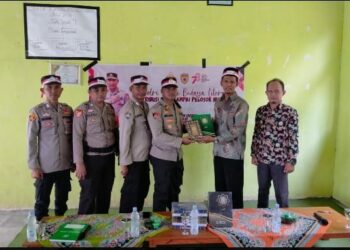 Kapolsek Tanjung Raja memberikan bantuan 15 Al Qur'an kepada anak - anak Penghapal Al Qur'an pada Pondok Pesantren Sriwijaya