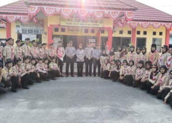 FOTO BERSAMA: Kasat Binmas Polresta Deli Serdang Kompol Rosmeri, SH foto bersama anggota saka Bhayangkara, Jumat (25/8/2023). (Foto Dok/ Polresta DS)