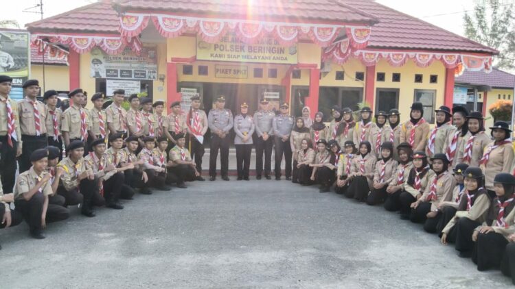 FOTO BERSAMA: Kasat Binmas Polresta Deli Serdang Kompol Rosmeri, SH foto bersama anggota saka Bhayangkara, Jumat (25/8/2023). (Foto Dok/ Polresta DS)