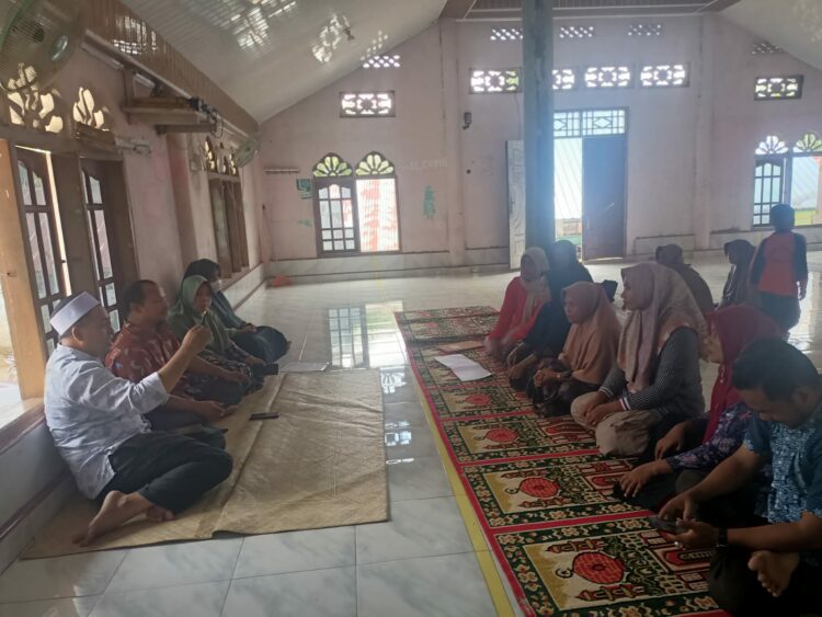 Camat bersama Kepala Puskesmas, Bahktiar, ibu ketua TP-PKK Kecamatan di dampingi Ahli gizi Puskesmas Paya Bakong, ketua forum Geusyik, Pendamping Desa, langsung turun dan melakukan pertemuan khusus dengan ibu Geusyik, ibu kader dan Geusyik.