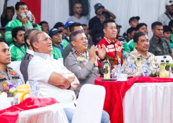 NOBAR: Irjen Pol Agung Setya Imam Effendi nonton bareng (nobar) piala AFF U-23 2023 beserta ratusan driver ojek online (Ojol), betor, dan sopir angkot, Sabtu (26/8/2023). (Foto Dok/ Polda Sumut)