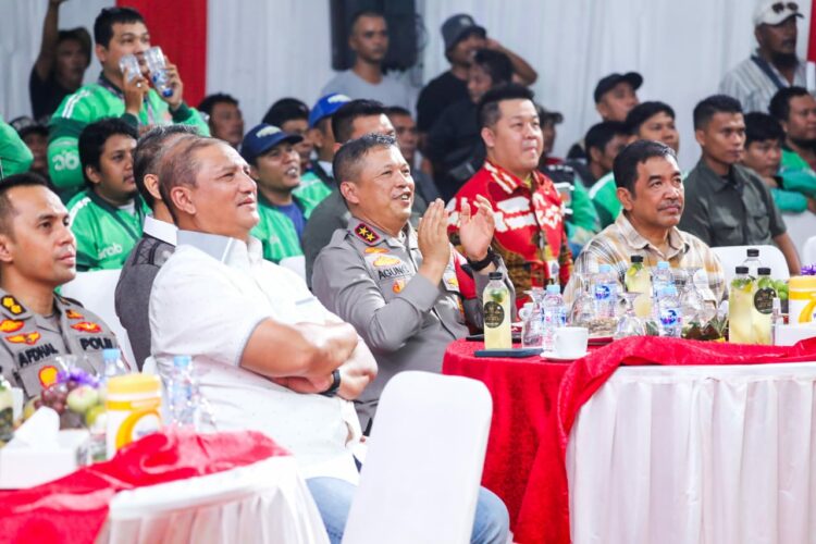 NOBAR: Irjen Pol Agung Setya Imam Effendi nonton bareng (nobar) piala AFF U-23 2023 beserta ratusan driver ojek online (Ojol), betor, dan sopir angkot, Sabtu (26/8/2023). (Foto Dok/ Polda Sumut)