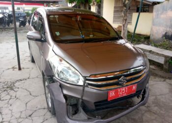 DIAMANKAN: Mobil Suzuki Ertiga BK 1251 M yang disebut-sebut mobil dinas Camat Pancurbatu saat diamankan di Halaman Mapolsek Pancurbatu, Jumat (25/8/2023). (Foto Dok/Polsek PB)