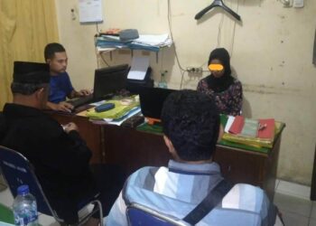 DIPERIKSA : Kanit Reskrim Polsek Batangkuis, Ipda Ricardo Bancin (kiri pojok) memeriksa tersangka Re, setelah diamankan bersama Personel Polsek Batang Anai, Jumat (25/8/2023) malam, di Polsek Batang Anai. (Foto.Dok/Polsek Batangkuis).
