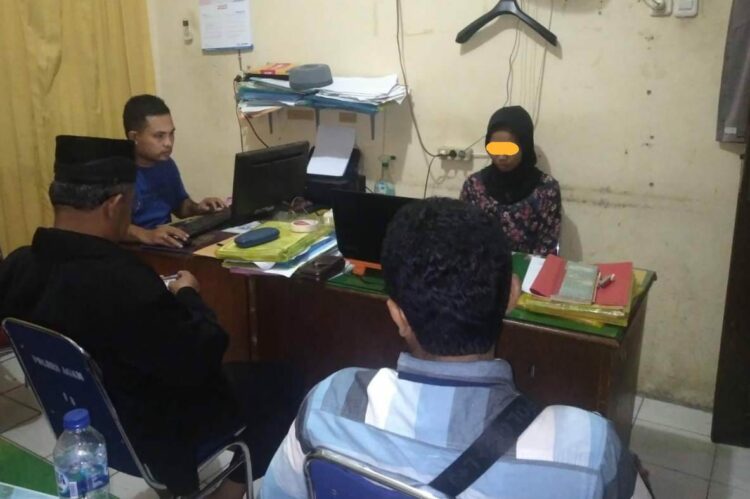 DIPERIKSA : Kanit Reskrim Polsek Batangkuis, Ipda Ricardo Bancin (kiri pojok) memeriksa tersangka Re, setelah diamankan bersama Personel Polsek Batang Anai, Jumat (25/8/2023) malam, di Polsek Batang Anai. (Foto.Dok/Polsek Batangkuis).