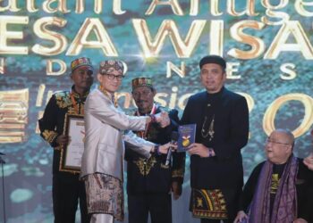 Piagam penghargaan diserahkan langsung oleh Menteri Pariwisata dan Ekonomi Kreatif (Menparekraf) RI, Sandiaga Salahuddin Uno kepada Sekretaris kelompok sadar wisata (Pokdarwis), Suhaimi beserta Keuchik Iskandar dan Pj Wali Kota Sabang, Reza Fahlevi.