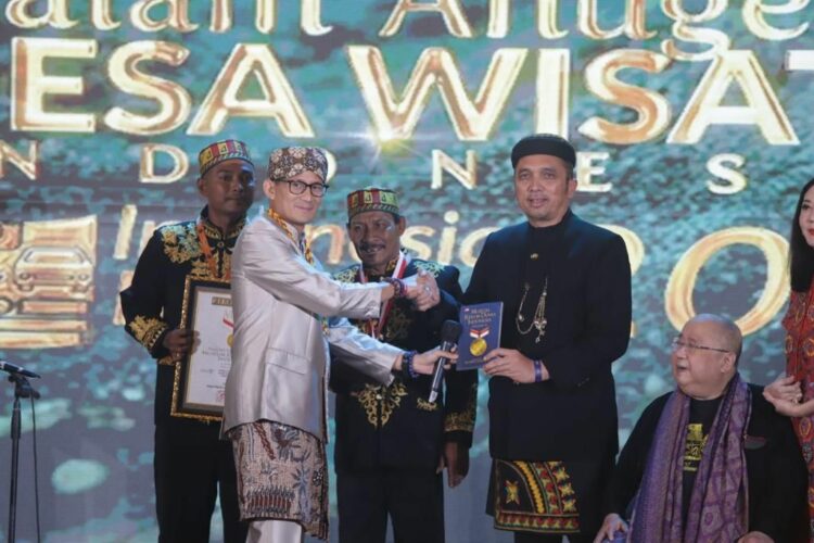 Piagam penghargaan diserahkan langsung oleh Menteri Pariwisata dan Ekonomi Kreatif (Menparekraf) RI, Sandiaga Salahuddin Uno kepada Sekretaris kelompok sadar wisata (Pokdarwis), Suhaimi beserta Keuchik Iskandar dan Pj Wali Kota Sabang, Reza Fahlevi.
