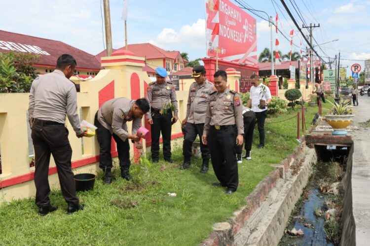 TANAM POHON: Personel Polresta Deliserdang menanam pohon di depan Mapolresta, Senin (28/8/2023). (Foto Dok/ Polresta DS)