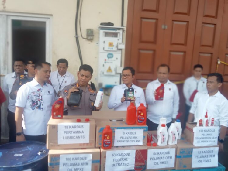 TUNJUKKAN BARANG BUKTI: Direktur Ditreskrimsus Polda Sumut Kombes Pol Teddy Marbun didampingi Kabid Humas Kombes Pol Hadi Wahyudi dan Kasubdit I/Indag AKBP Malto menunjukkan barang bukti oli palsu pada paparan di Komplek Cemara, Desa Tanjung Selamat, Kecamatan Percut Sei Tuan, Kabupaten Deliserdang, Sumatera Utara, Senin (28/8/2023). (Foto Dok/ Polda Sumut)
