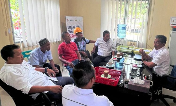TERIMA PENSIUNAN : Kasubbag Humas PTPN2, Rahmat Kurniawan (kanan) saat menerima kedatangan perwakilan pensiunan dari beberapa kebun, Senin (28/8/2023) di Tanjungmorawa. (Foto.Dok/PTPN2).