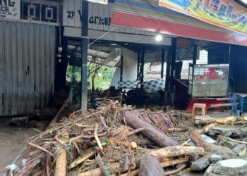 Banjir luapan sungai Alue Beutong Gampong Blang Meurandeh Beutong Ateuh Banggalang, Nagan Raya menyebabkan empat toko rusak parah