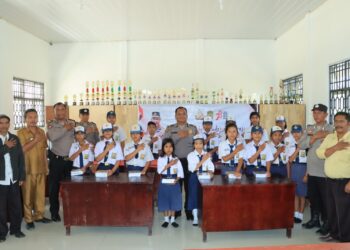 Polres Samosir dan Polsek Jajaran menggelar kegiatan pengabdian kepada masyarakat dengan tema "POLRI PEDULI BUDAYA LITERASI". Subtema "Distribusi Buku Sampai Pelosok Nusantara"