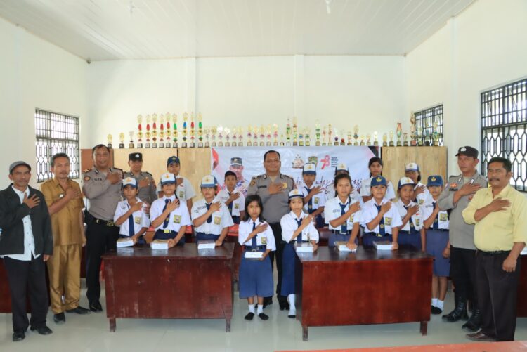 Polres Samosir dan Polsek Jajaran menggelar kegiatan pengabdian kepada masyarakat dengan tema "POLRI PEDULI BUDAYA LITERASI". Subtema "Distribusi Buku Sampai Pelosok Nusantara"