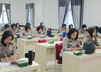 ADAKAN WEBINAR: Perwira Polwan Polrestabes Medan mengadakan webinar peningkatan kompetensi dalam rangka menyambut HUT ke-75 Polwan RI lewat zoom meeting di Aula Patriatama Mapolrestabes, Selasa (29/8/2023).(Foto Dok/Polrestabes)