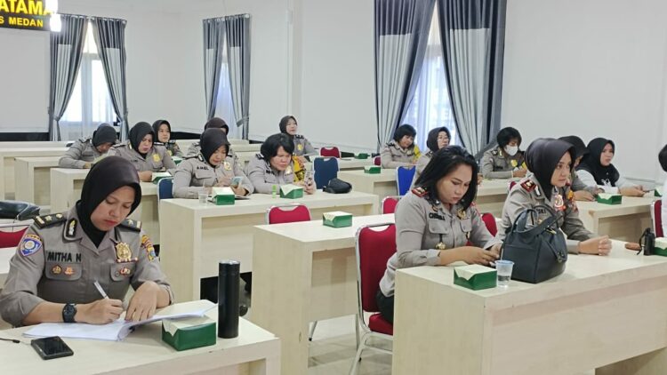 ADAKAN WEBINAR: Perwira Polwan Polrestabes Medan mengadakan webinar peningkatan kompetensi dalam rangka menyambut HUT ke-75 Polwan RI lewat zoom meeting di Aula Patriatama Mapolrestabes, Selasa (29/8/2023).(Foto Dok/Polrestabes)