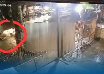 KORBAN TABRAK LARI: IRT penjual lemang, Nurasyiah tersungkur ke aspal bersama gerobak jualannya usai menjadi korban tabrak lari di Jalan Denai, Kecamatan Medan Denai.(Foto Dok/Screenshot)